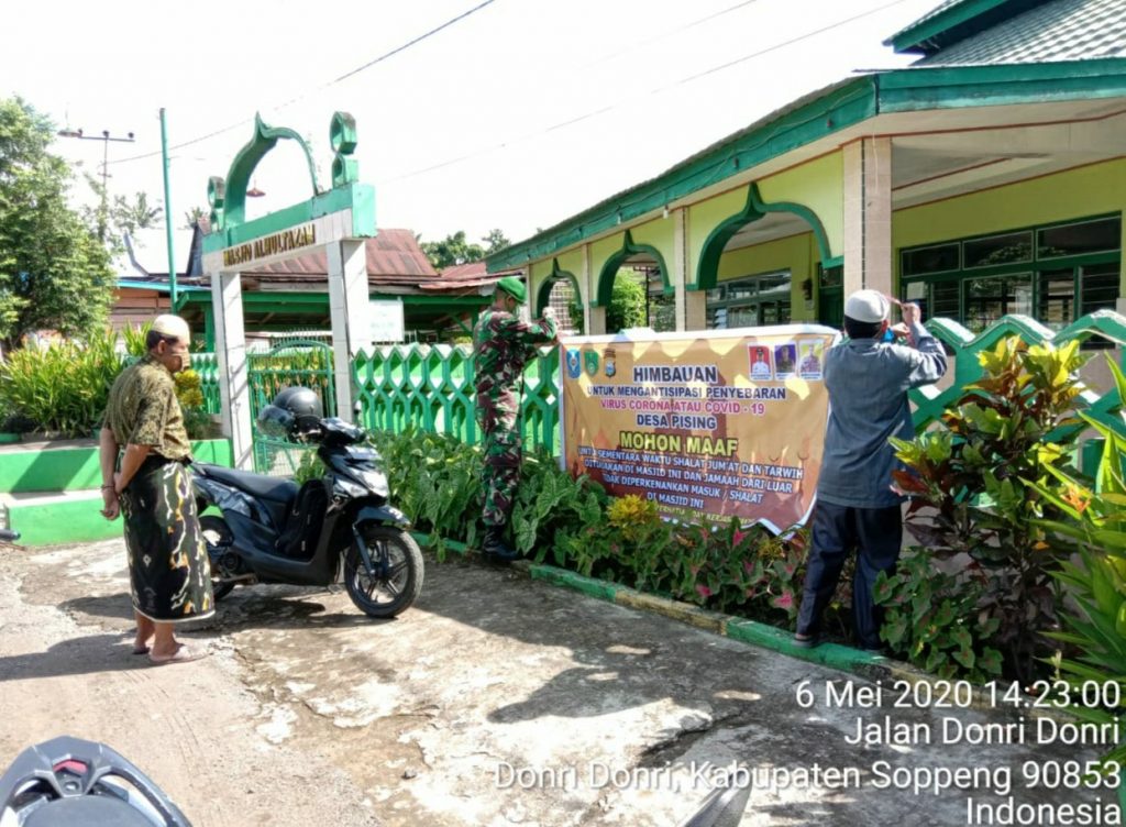 Spanduk Himbauan tak Shalat Berjamaah di Masjid